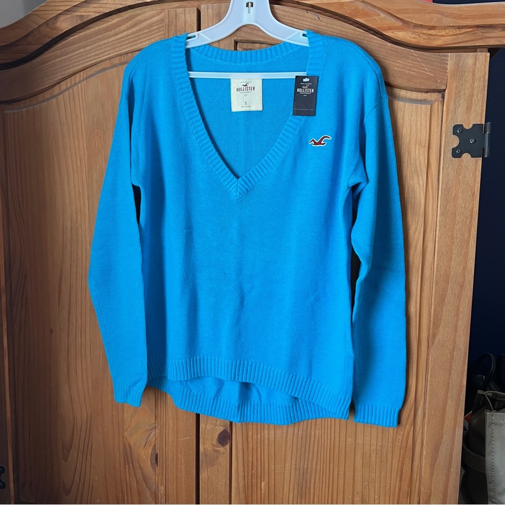 Hollister Women's Bright Blue V-Neck Sweater